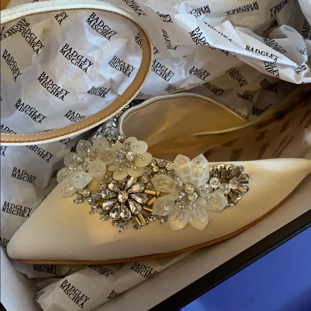 Badgley Mischka beautiful white flats